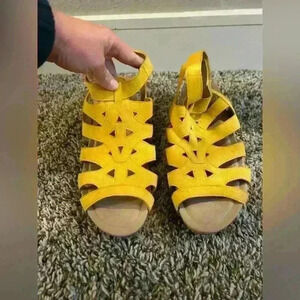 Woman’s yellow Earth dress shoe sandals size 9w